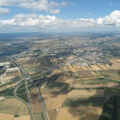 Flugwegposition um 10:33:09: Aufgenommen in der Nähe von Wiener Neustadt, Österreich in 1104 Meter